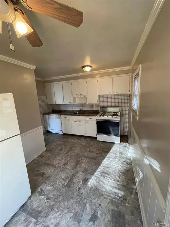 Eastpointe, MI 48021,22118 SCHROEDER Avenue