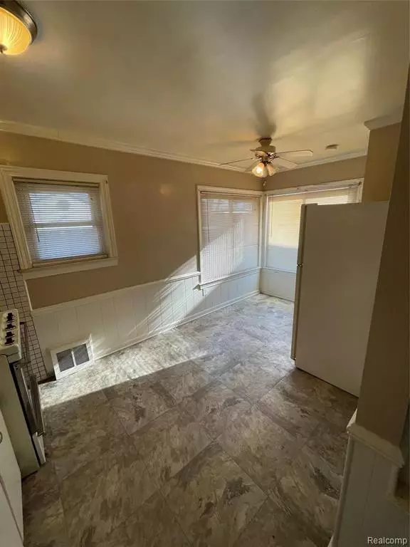 Eastpointe, MI 48021,22118 SCHROEDER Avenue