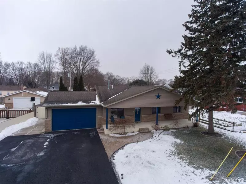 27560 PONCHARTRAIN Street, Harrison Township, MI