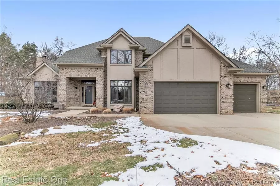 54854 WALNUT Drive, New Hudson, MI 48165