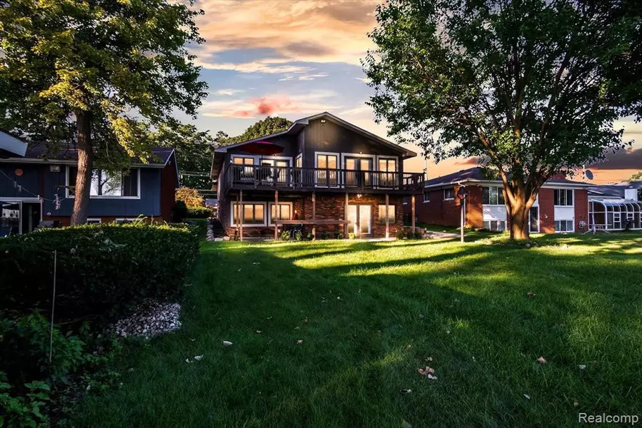 917 James K Boulevard, Pontiac, MI 48341