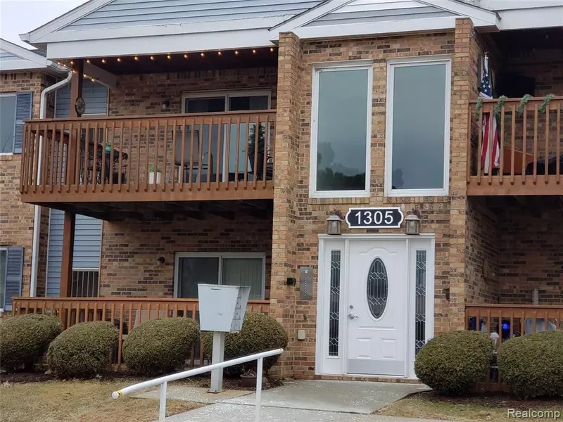 1305 HARBOUR DR Drive, Trenton, MI 48183
