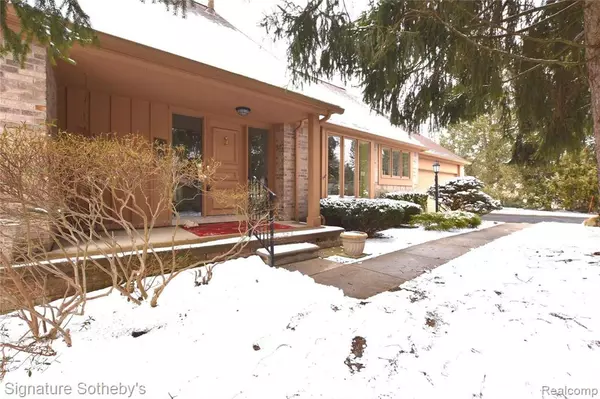 22225 VILLAGE PINES Drive, Beverly Hills, MI 48025