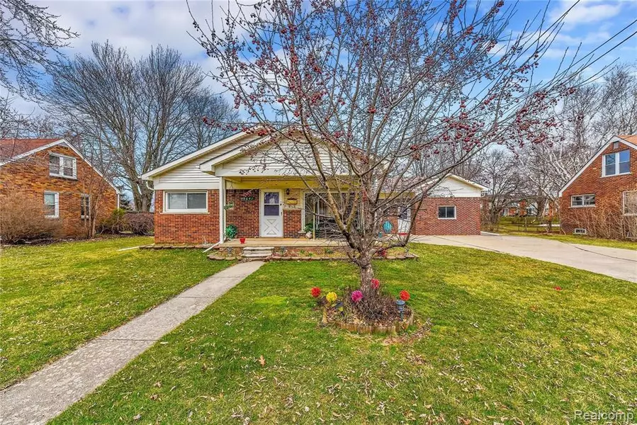 8641 SUPERIOR, Center Line, MI 48015