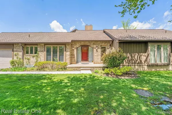 Bingham Farms, MI 48025,30835 RIVER CROSSING Street