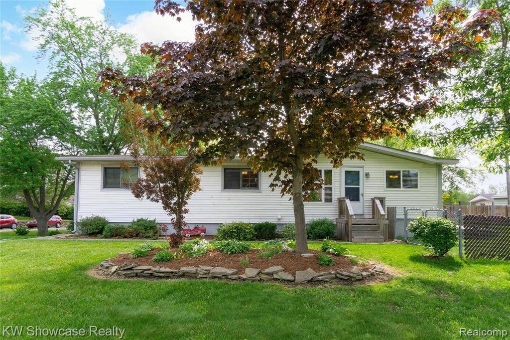 711 S PONTIAC TRAIL, Walled Lake, MI 48390