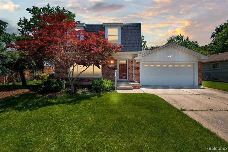 21229 MAYFAIR Street, Woodhaven, MI 48183