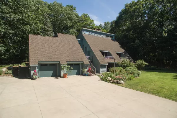 277 Sunset Bluff Court, Holland, MI 49424