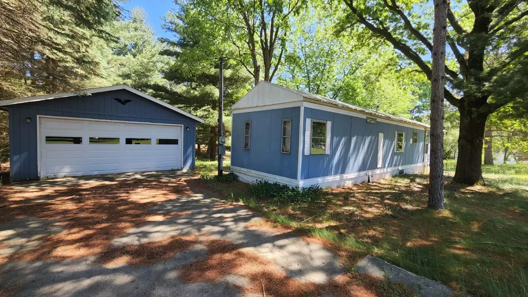 5996 E Ford Lake Drive, Fountain, MI 49410