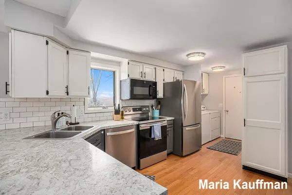 4951 Oakway NE Court Grand Rapids, MI 49525