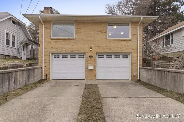 911 Frederick NW Avenue, Grand Rapids, MI 49504