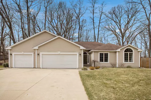 55800 Cedar Lane, Paw Paw, MI 49079