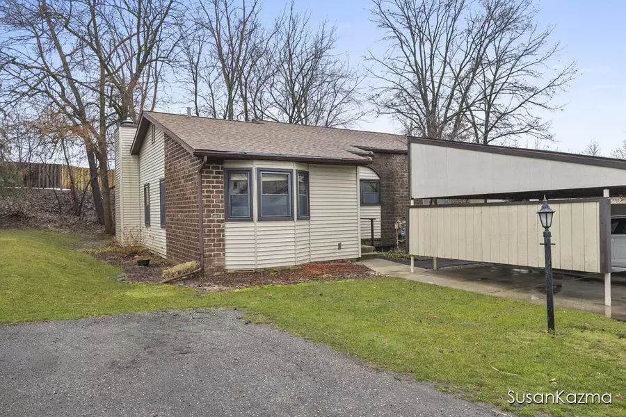 2675 Chatham Woods SE Drive, Grand Rapids, MI 49546