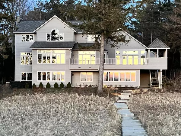 4117 N Lakeshore Drive, Holland, MI 49424