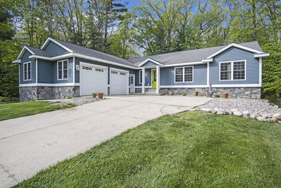 6743 East Point Drive, Fruitport, MI 49415