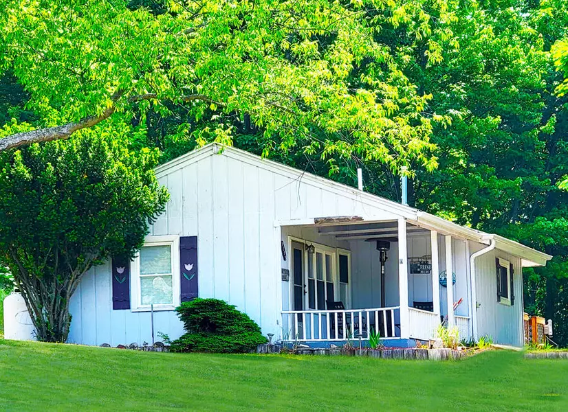 8299 Leecrest Boulevard, Onekama, MI 49675