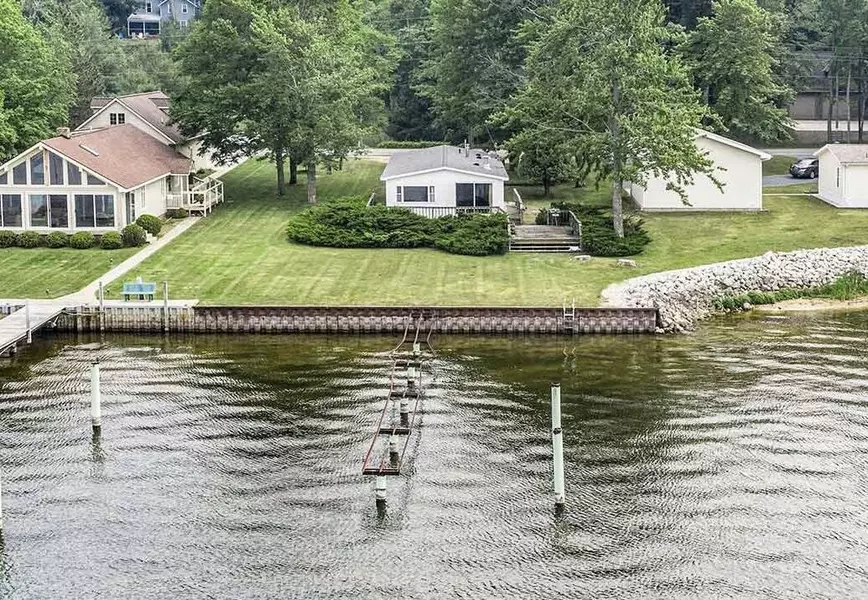 5974 W Longbridge Road, Pentwater, MI 49449