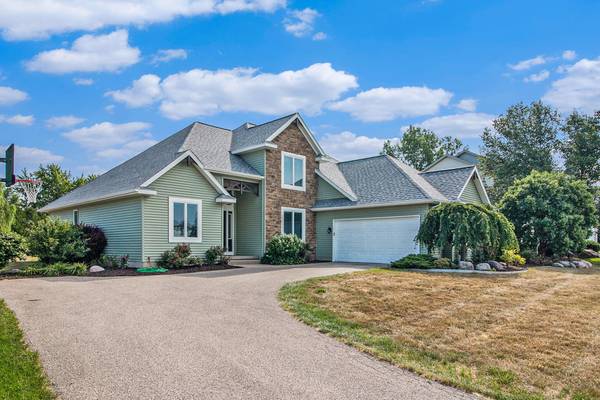 7810 Golf Meadows SE Drive, Caledonia, MI 49316