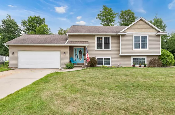 2206 Applegate NW Drive, Walker, MI 49534