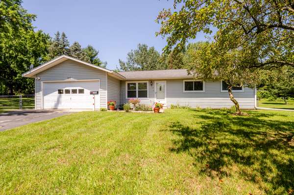 5500 Wendzel Drive, Coloma, MI 49038