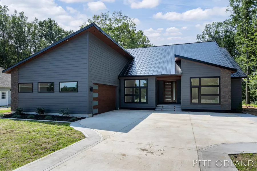 10493 Valley Court, Stanwood, MI 49346