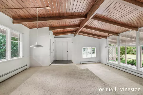 240 Hillview NE Avenue Grand Rapids, MI 49503