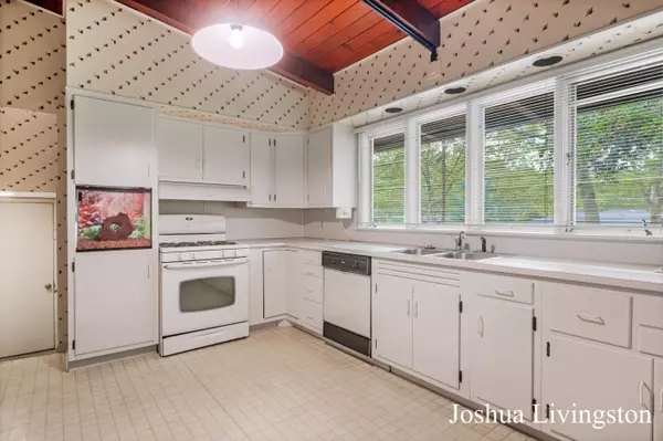 240 Hillview NE Avenue Grand Rapids, MI 49503