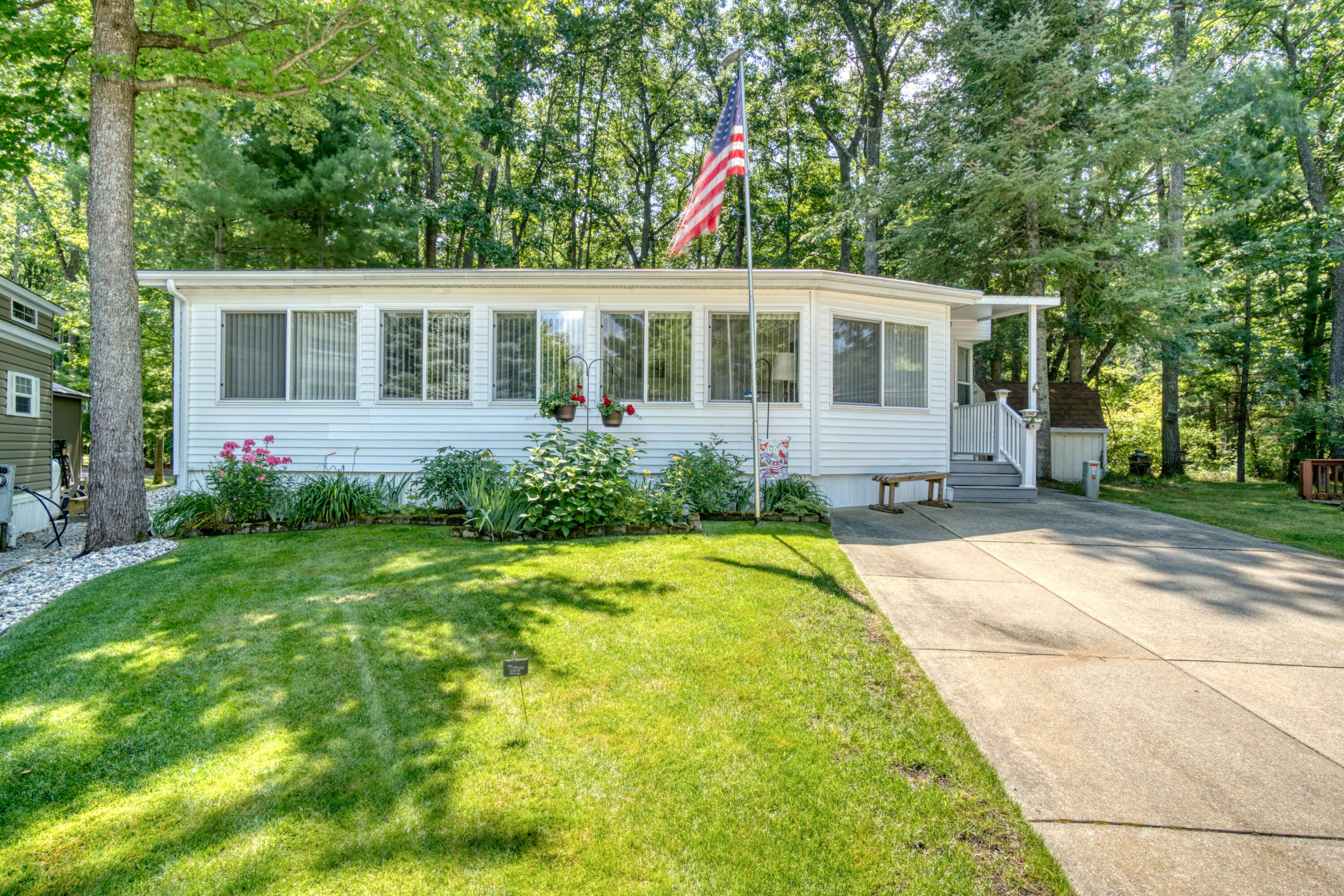 2757 Owens Drive, Houghton Lake, MI 48629