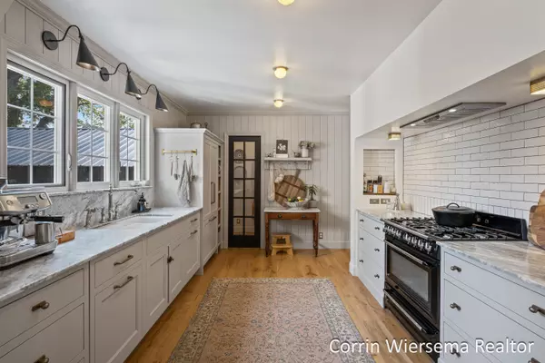 727 E Lincoln Avenue Zeeland, MI 49464