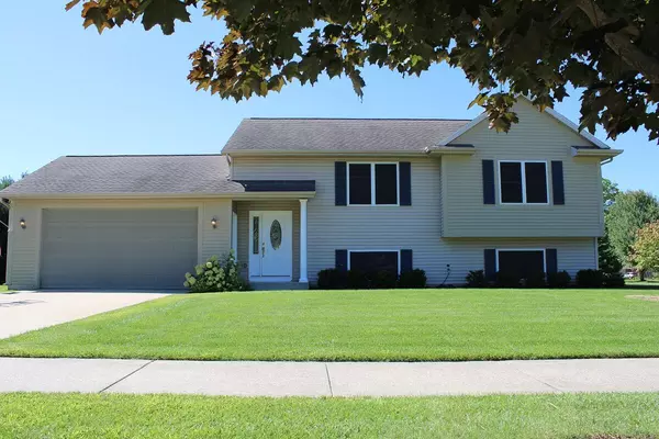 995 Sunset Hills NW Court, Walker, MI 49534