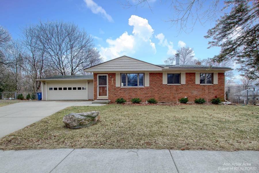 215 Brookside Drive, Ann Arbor, MI 48105