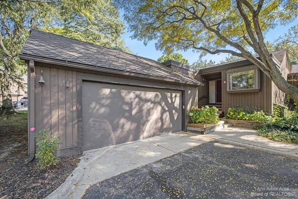 4 Eastbury Court, Ann Arbor, MI 48105