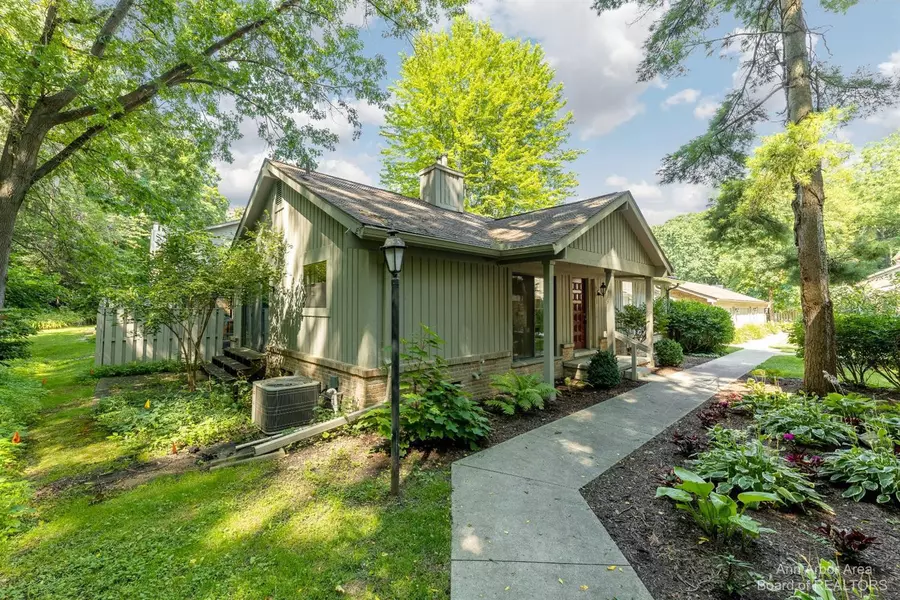 2210 Pine Grove Court, Ann Arbor, MI 48103