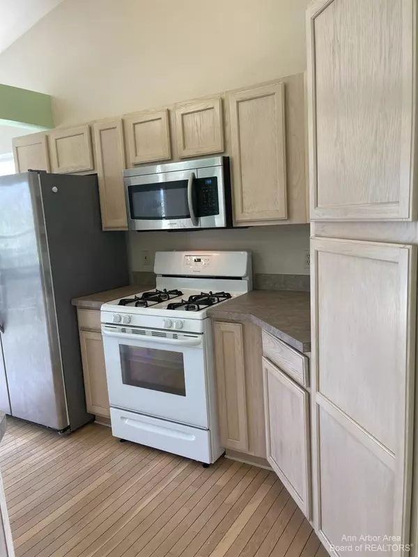 Ypsilanti, MI 48197,5063 Blue Spruce Drive