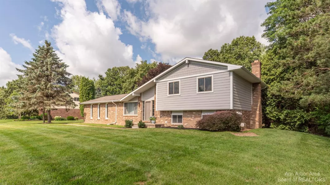 1627 Harold Lane, Howell, MI 48843