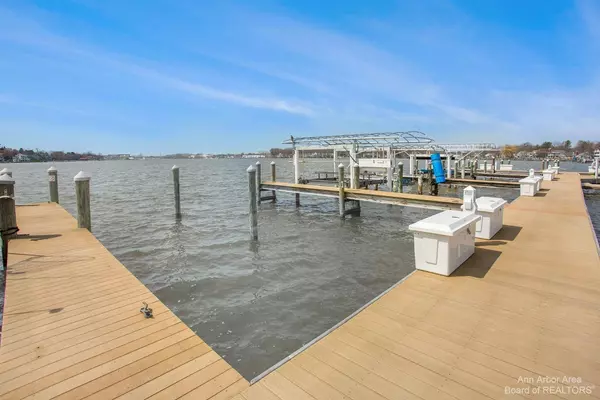 Spring Lake, MI 49456,16480 Springvale Court #55