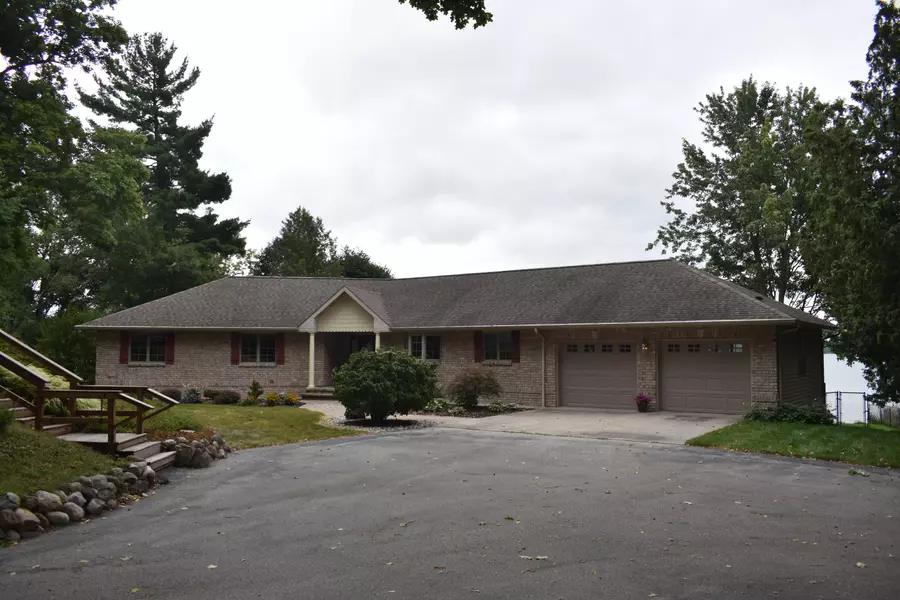 7052 W Lake Drive, Fremont, MI 49412