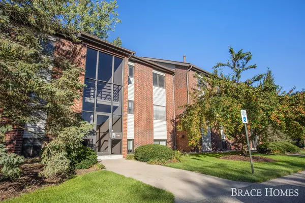 3382 Devonwood NE Hills #F, Grand Rapids, MI 49525