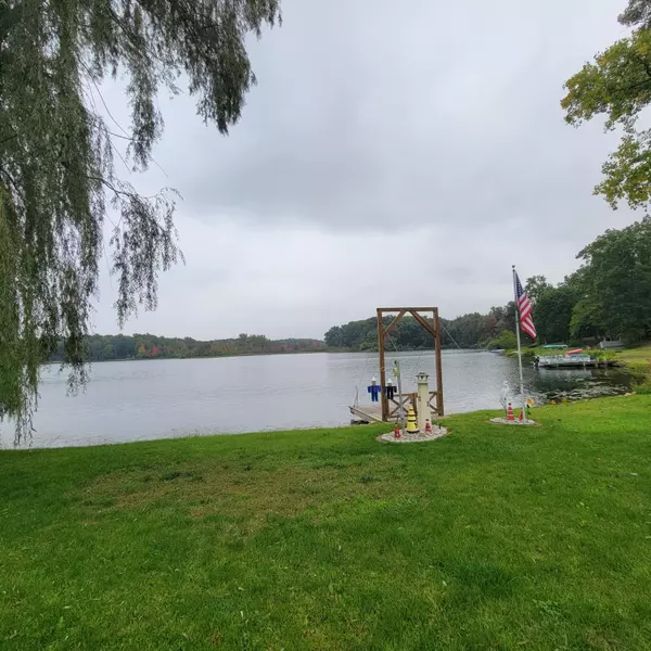 9875 Cobb Lake Road, Jonesville, MI 49250