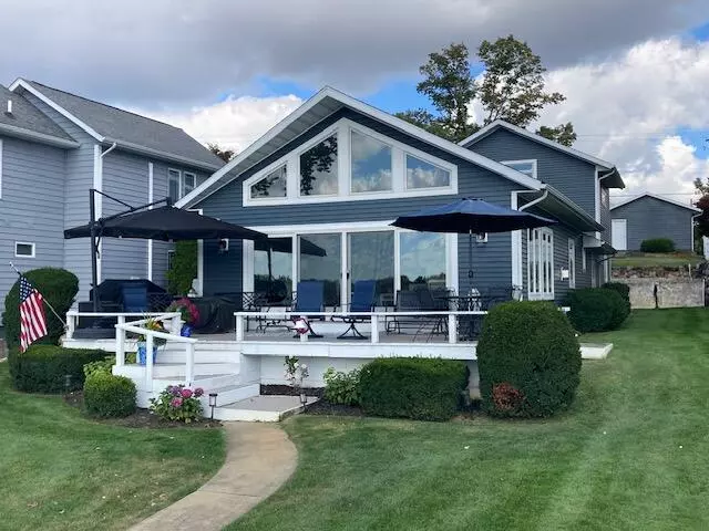 23623 N Shore Drive, Edwardsburg, MI 49112