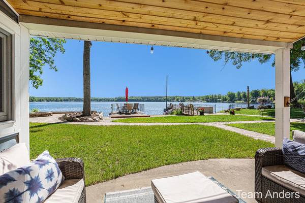 5805 Lake Shore Drive, Newaygo, MI 49337