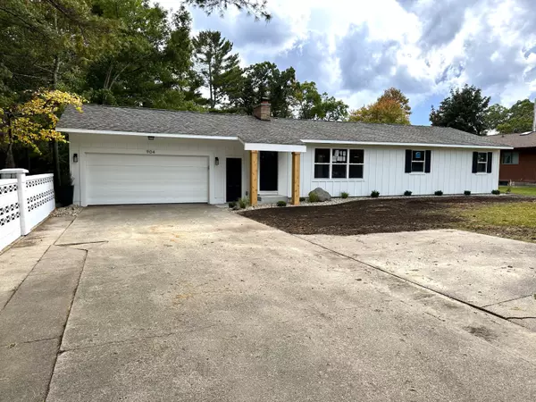 904 E Savidge Street, Spring Lake, MI 49456