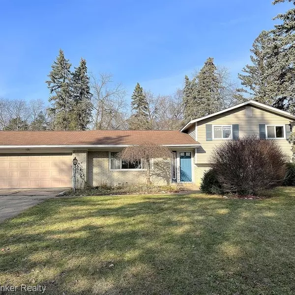 8156 Kenwick Drive, White Lake, MI 48386