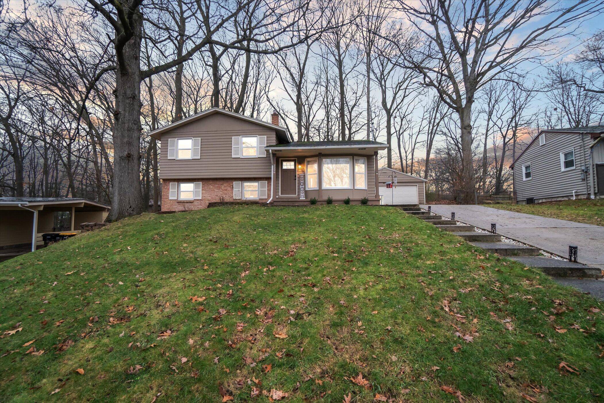 2226 Greenview SW Drive, Wyoming, MI 49519