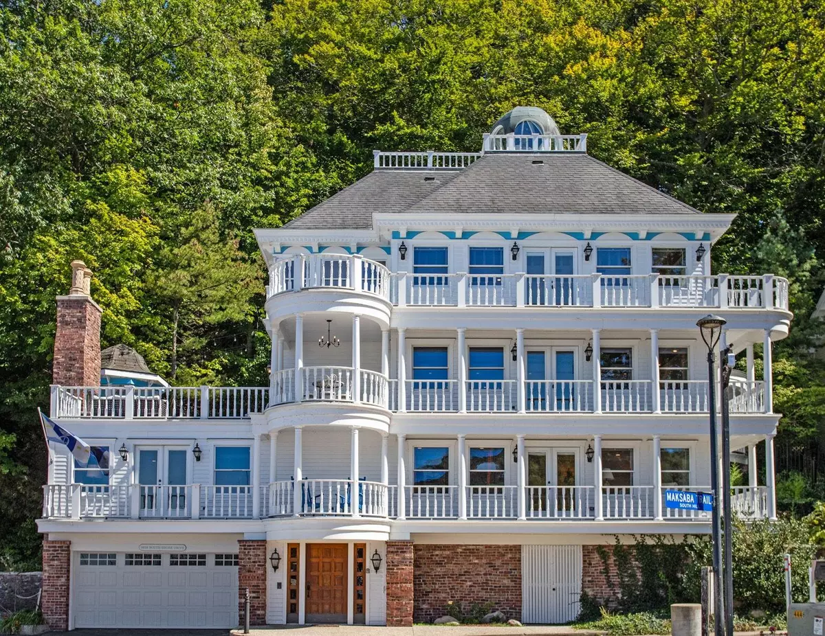 Homes for sale 2238 S Shore Drive, Holland, MI 49423 MLS240104...