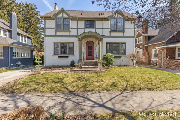 310 Briarwood SE Avenue, East Grand Rapids, MI 49506