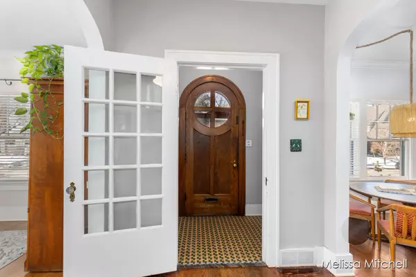 310 Briarwood SE Avenue, East Grand Rapids, MI 49506