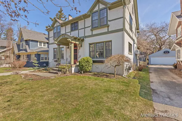 310 Briarwood SE Avenue, East Grand Rapids, MI 49506