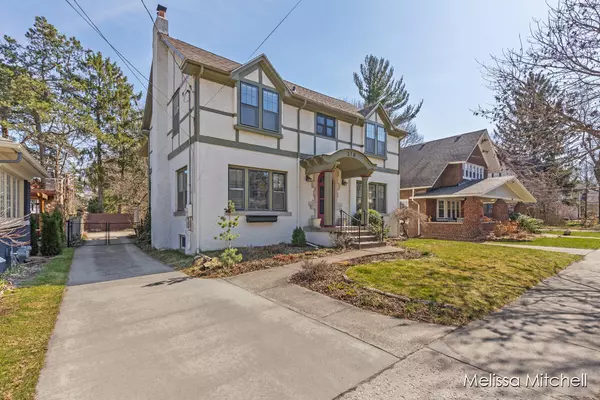 310 Briarwood SE Avenue, East Grand Rapids, MI 49506