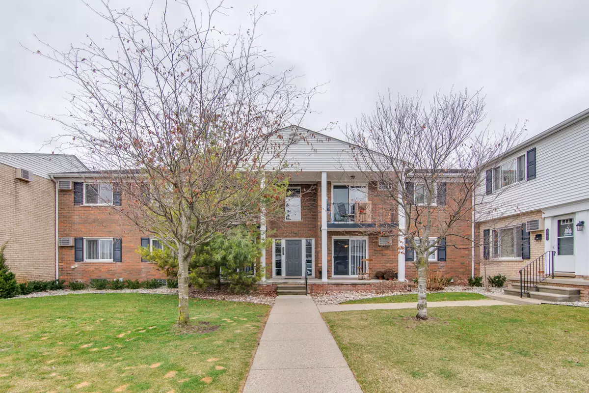 Rochester Hills, MI 48306,1121 Tienken Court #215